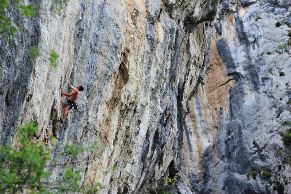 Austrian visitor becomes part of the spectacular scenery of Rumenes on Satanismo en el Alpinismo 7a+