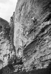 Carlos Cué, Mar Negro, 7b+, Sector Abajo, Cicera. Placa técnica de fuerza de dedos...One of the brilliant wall climbs on the lower crag...