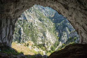 Desde el inerior de la cueva...Alberto Hontavilla explorando el muro. The view from the inside. F. Reini Wallmann